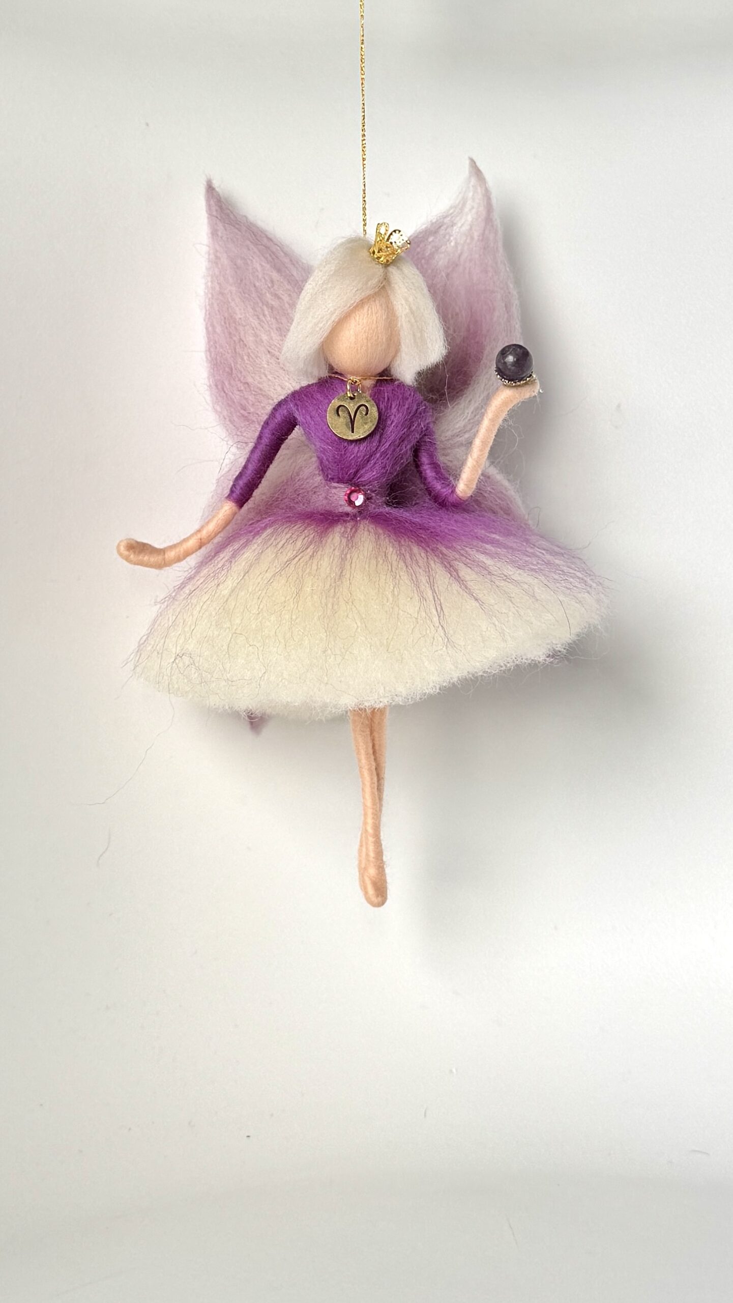 Haldjaprintsess Jäära tähtkujus, kel käes ametüst💜 - Image 2