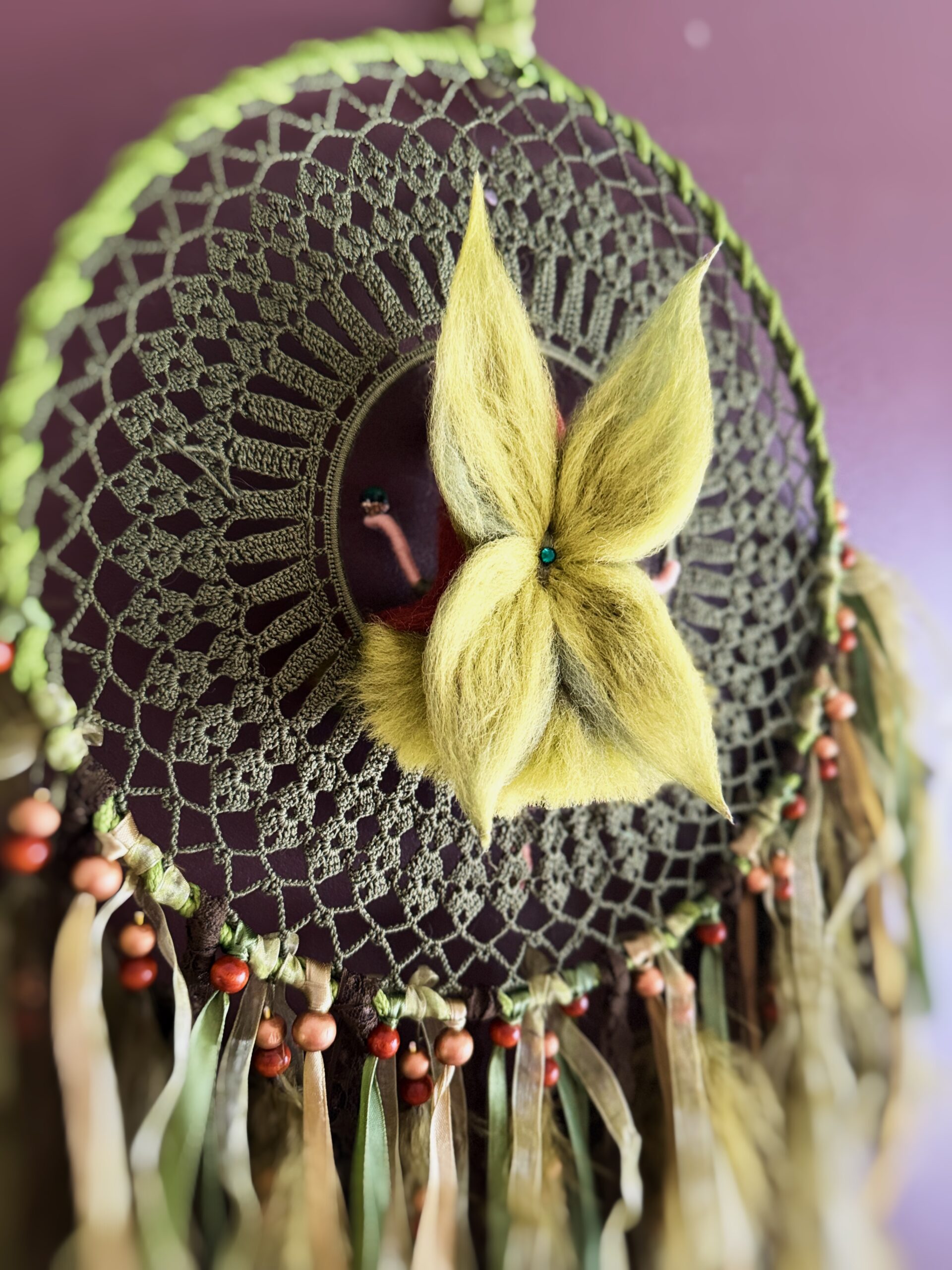 Loodusest inspireeritud metsaroheline unenäopüüja koos haldjaga, kel käes tiigrisilm kaitsekivi 💚 - Image 4